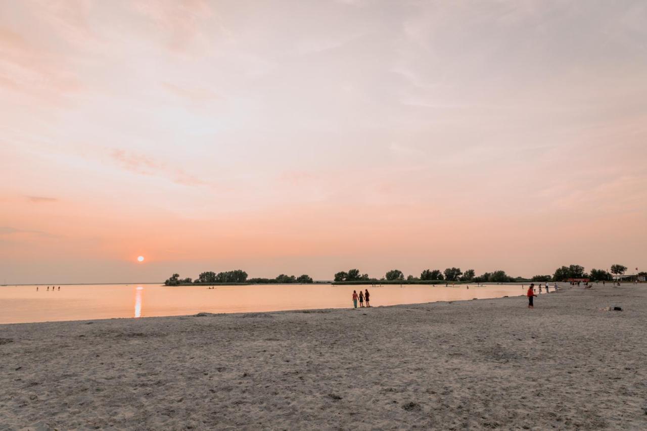 Stijlvol Appartement Op Strand Makkum Esterno foto