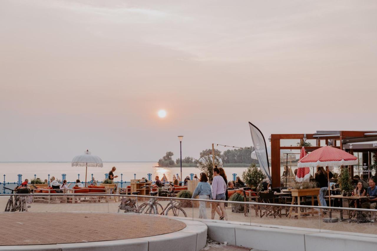Stijlvol Appartement Op Strand Makkum Esterno foto
